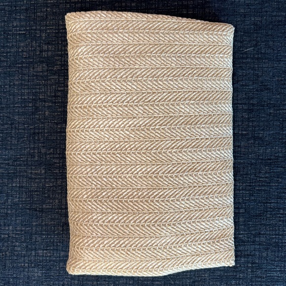 Woven Clutch 💖 perfect for Vacation! - Picture 3 of 5